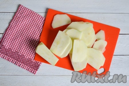 Яблоки очистить и нарезать тонкими ломтиками.