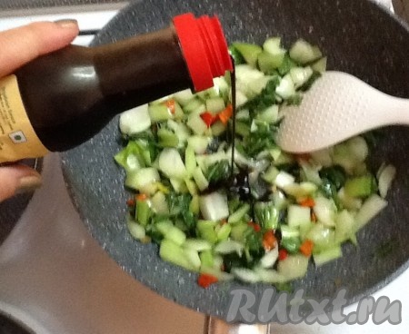 Налить соевый соус в сковородку к капусте бок-чой и перемешать. 