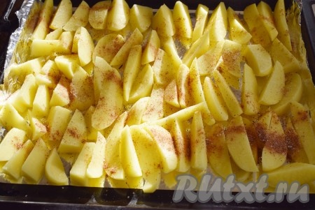 Полить подготовленный картофель растительным маслом и тщательно растереть руками, чтобы каждая картофелина была покрыта маслом.
