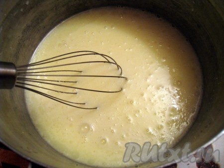 Для приготовления кефирного теста для кекса взбить яйца с сахаром.