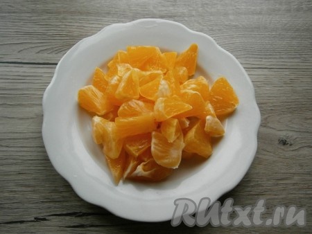 Снять цедру с апельсина. Сам апельсин очистить от кожуры и белых пленок. Мякоть апельсина нарезать на кусочки.
