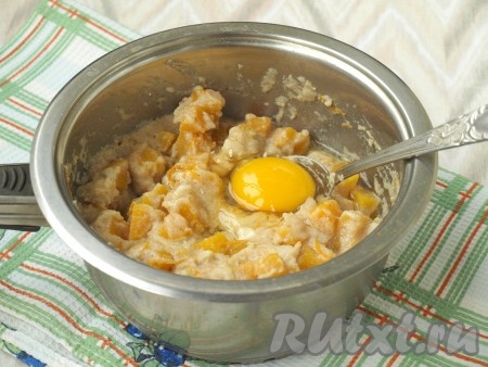 Дать получившейся смеси остыть до тёплого состояния, затем добавить яйцо и хорошо перемешать.
