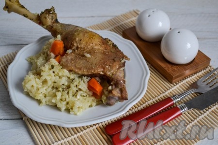 Нежный, мягкий, ароматный рис с сочным мясом выложить на блюдо и подать на стол в теплом виде.
