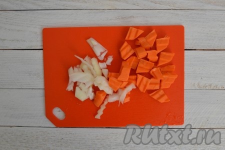 Очистить лук и морковь, нарезать крупными кусочками. 