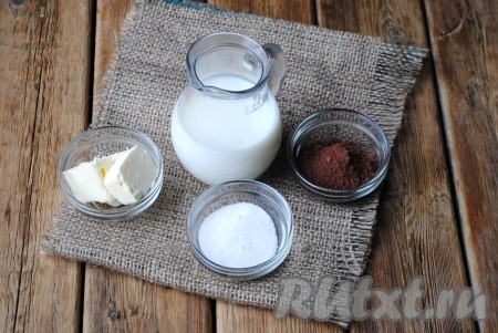 Подготовить необходимый набор ингредиентов для приготовления шоколадной глазури из какао и молока. 