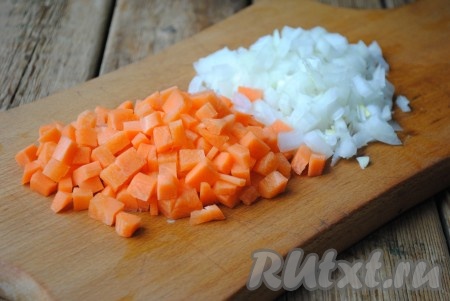 Нарезать небольшими кубиками очищенные лук и морковь. 