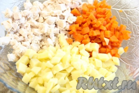 Соединить в глубокой миске картофель, яйца, морковь и курицу.
