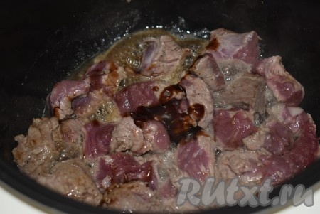 В масло выложить кусочки говядины, добавить 3 столовые ложки томатной пасты или 2 чайные ложки соуса "Терияки", перемешать.

