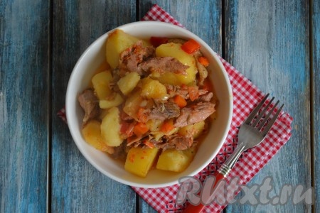 Вкусный и сытный картофель вместе с ароматным и нежным мясом разложить по тарелкам и подать на стол в теплом виде.
