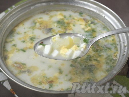 Добавить в рыбный суп с сыром варёное яйцо, нарезанное кубиками, и измельчённую петрушку, довести до кипения. Суп посолить и поперчить по вкусу.