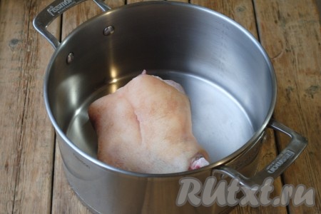 Свиную рульку и курицу хорошо вымыть под проточной водой. Рульку выложить в большую кастрюлю. 
