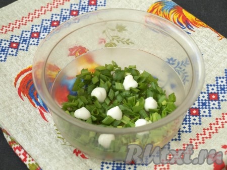 Измельчить зелёный лук и выложить его на дно салатника. Капнуть немного майонеза, чтобы впоследствии лук хорошо зафиксировался.