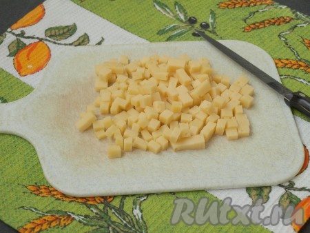Кубиками нарезать твёрдый сыр.