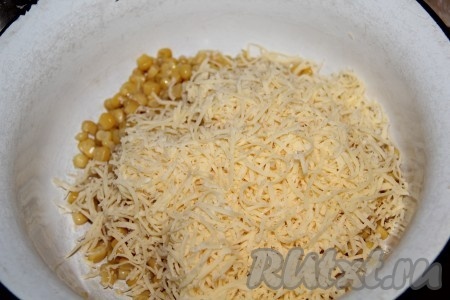 В миску высыпаем кукурузу и натираем на мелкой терке сыр. 