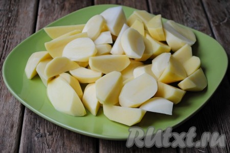 Картофель очистить, вымыть и нарезать крупными брусочками. 
