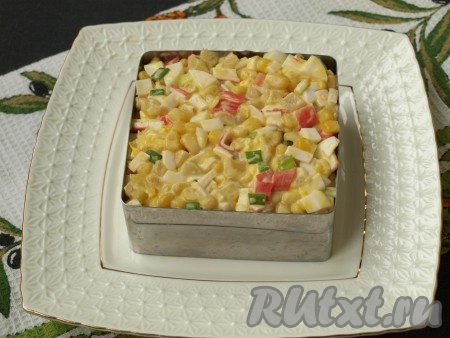 Салат можно подать в небольшом салатнике или выложить его с помощью формы на плоскую тарелку.