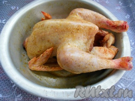 Натрите курицу снаружи и внутри медом, горчицей, солью и черным молотым перцем. Уберите в холодильник на 3 часа (я оставляю на ночь).
