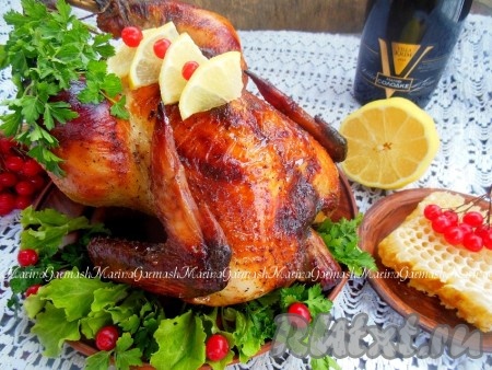 Курица, запеченная с медом и горчицей, получается нежной, сочной, ароматной, с аппетитной, румяной корочкой. Думаю, вашей семье понравится это блюдо.

