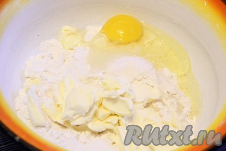 Затем добавить яйцо, мягкое сливочное масло и воду.
