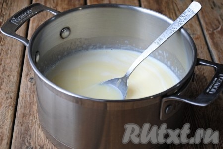 Снять кастрюлю с огня и, непрерывно помешивая, в горячее молоко постепенно добавить молочно-пудинговую смесь, тщательно перемешивая. 