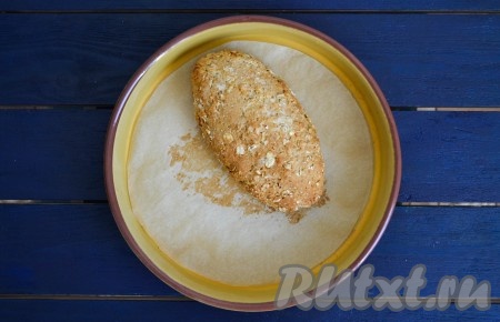 Выпекать цельнозерновой бездрожжевой хлеб в духовке 20-25 минут при температуре 200 градусов.