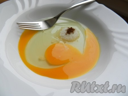 Яйцо слегка взбить с сахаром и корицей, развести молоком.