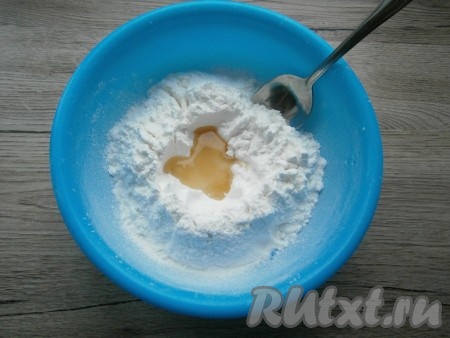В сахарной пудре сделать углубление и вылить туда горячий желатин, ароматизатор и лимонный сок.
