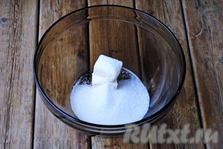 Сливочное масло комнатной температуры соединить с сахаром и взбить миксером до однородной массы. 