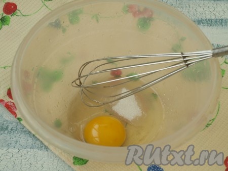 Разбить яйцо в миску, добавить к нему сахар, взбить венчиком. Если добавить 1 столовую ложку сахара, оладьи будут не очень сладкими, а если всыпать 2 столовых ложки - оладушки выйдут в меру сладкими.