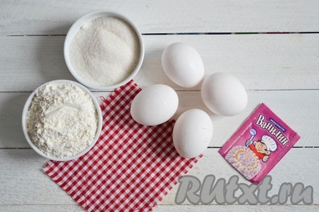 Подготовить необходимые ингредиенты для приготовления кексов из бисквитного теста.