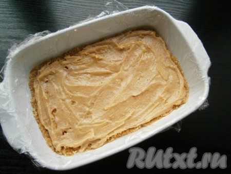 Выложить достаточно густую карамельную массу на слой печенья, разровнять и поместить в морозилку на 15 минут.
