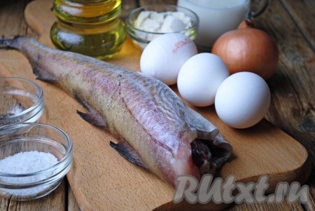 Подготовить необходимый набор ингредиентов для приготовления минтая в омлете в духовке. 