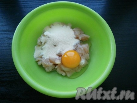 Манную крупу и сырое яйцо добавить к нарезанному куриному филе.
