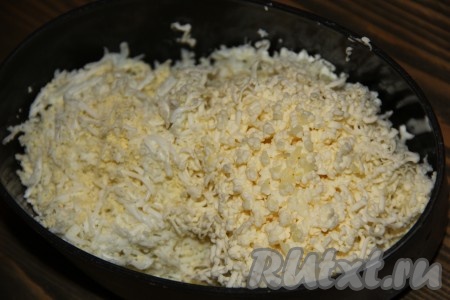 Натереть плавленный сырок и яйца на мелкой тёрке, добавить чеснок, пропущенный через пресс, хорошо перемешать начинку.