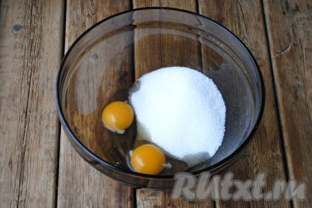 Яйца вбить в миску, добавить сахар. 
