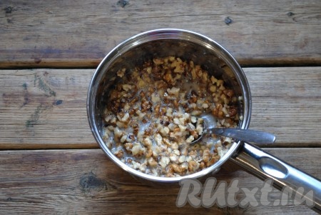 В остывшую ореховую массу добавить яичный белок и перемешать. Начинка из грецких орехов для кулича готова. 
