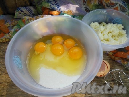 К яйцам всыпьте сахар и ванильный сахар, взбейте в течение минут 4 миксером.
