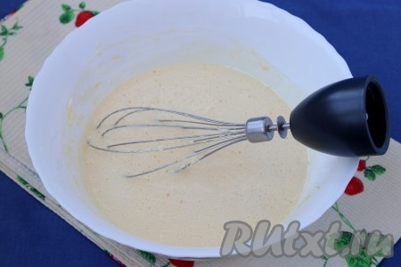Яйца с сахаром взбить венчиком до побеления, затем добавить мягкое сливочное масло и взбить тесто ещё раз.
