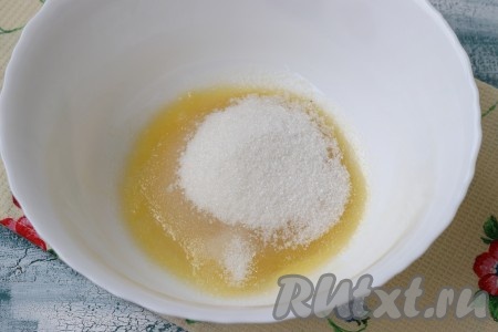 Сливочное масло растопить (можно не растапливать полностью) и немного остудить, добавить к нему сахар, ванильный сахар и соль, взбить массу венчиком.
