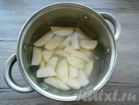 Картофель очистить, нарезать в кастрюлю, полностью залить водой.
