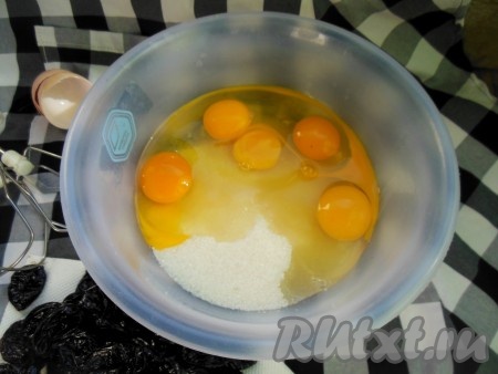 Миксером взбейте яйца с сахаром в течение 3-4 минут.
