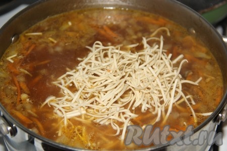 Добавить лапшу в суп, посолить по вкусу, довести до кипения и снять с огня. Дать грибному супу настояться под крышкой минут 15, а затем можно подавать к столу.