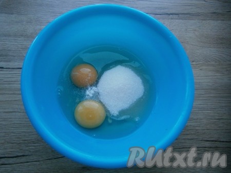 К сырым яйцам добавить сахар, ванилин, соль.
