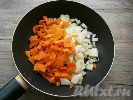 Лук и морковь очистить, нарезать произвольными кусочками, поместить в сковороду с 2 столовыми ложками растительного масла.
