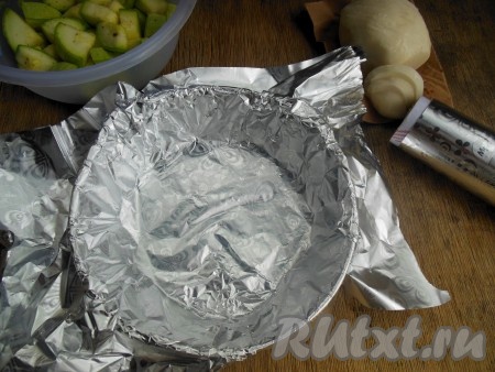 Застелите форму для выпечки фольгой (в качестве формы для выпечки в духовке я использую небольшую чугунную сковороду).
