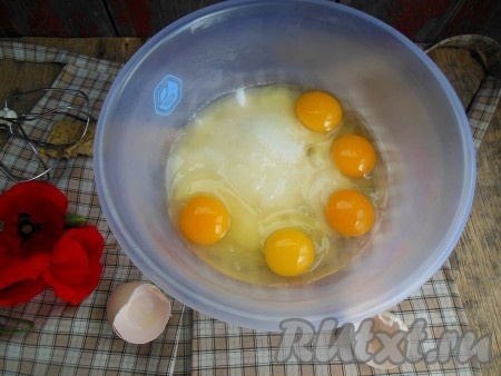 Яйца взбейте с сахаром при помощи миксера (в течение 4-5 минут).
