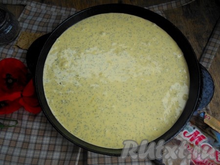 Смажьте форму сливочным маслом или застелите пергаментом. Перелейте в форму тесто. Я выпекала бисквит в чугунной сковороде диаметром 26 см.
