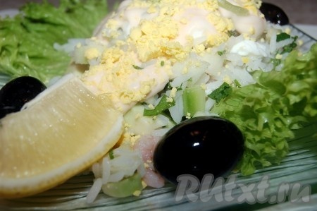 Перемешаем и наш салат готов. Декорировать салат можно зеленью, лимоном, оливками, желтками.