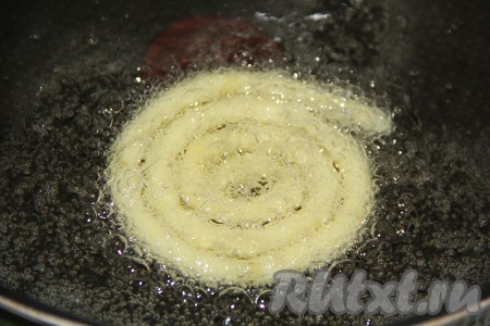 Растительное масло хорошо разогреть в сковороде. В виде спиральки отсадить картофель в горячее масло (масла должно быть достаточно много, чтобы спиральки были погружены в него практически полностью). 
