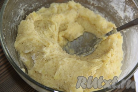 Хорошо перемешать картофельное пюре, по консистенции оно получится достаточно густым, как тесто на эклеры.
